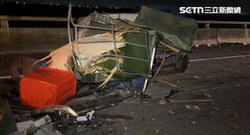 台南市麻豆區台84線快速公路14日凌晨發生一起多車追撞重大車禍，涉及自小客車與大貨車，造成3人輕重傷。（圖／記者王紹宇攝）