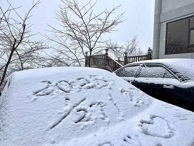 桃園復興拉拉山26清晨開始飄雪。(恩愛農場提供)