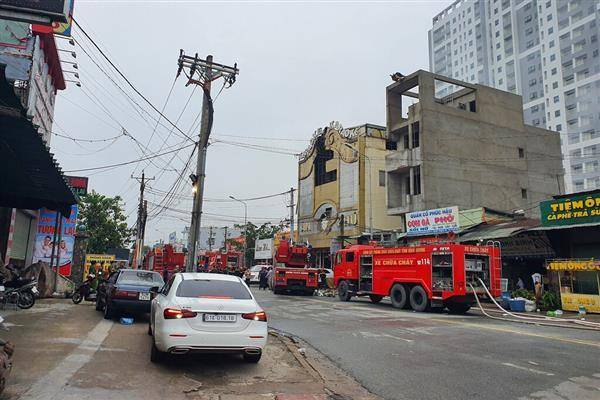 越南平陽省順安市「富安卡拉OK」（照片中黃色建物）大火導致33死。美聯社