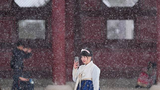 南韓首爾今天（11/27）迎來歷史性大雪，寫下1907年有觀測記錄以來的最高紀錄。美聯社