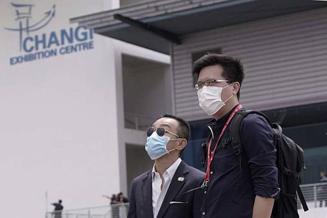 2020年2月，中國武漢肺炎（新冠肺炎）衝擊新加坡，民眾紛紛戴上口罩自保（AP）