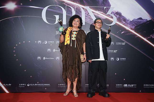 台語專輯獎由「夜婆 Iā-Pô」獲得最佳台語專輯獎獲得，（左）為巴奈 、右為製作人柯智豪。記者葉信菉／攝影