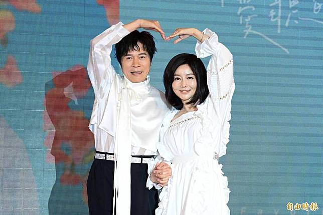 洪榮宏(左)與愛妻張瀞云一同出席新專輯發表會。(記者陳逸寬攝)