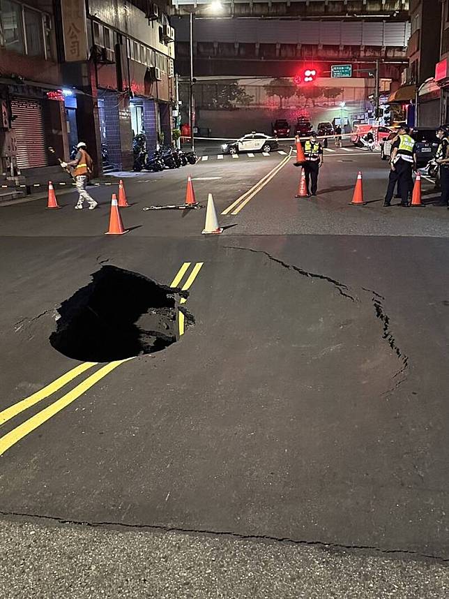 台北市大同區南京西路貴德街深夜出現天坑。(議員陳怡君提供)