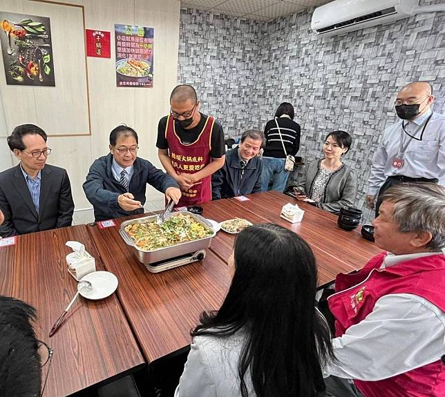 法務部長鄭銘謙前往澎湖視察，鼓勵更生人開創新人生。（記者蔣謙正翻攝）