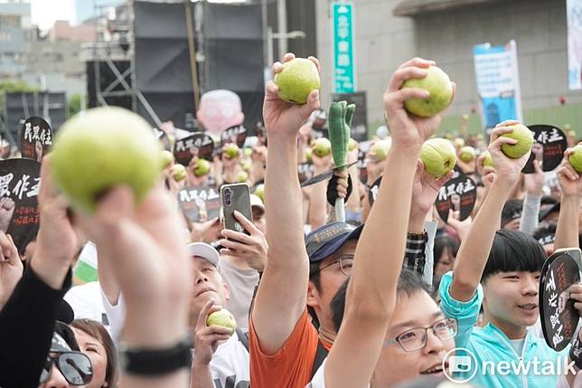 台灣民眾黨主席柯文哲、多位黨公職和數千支持者在民進黨中央黨部前的北平東路舉行519 草根決心行動。   圖：張良一/攝