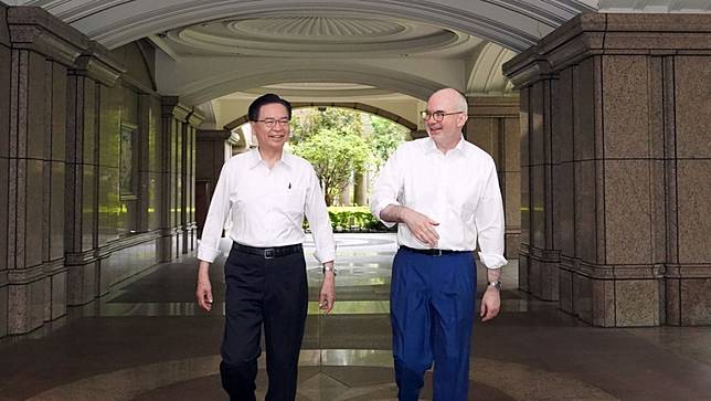 AIT處長谷立言2025.4.25於AIT臉書芬專發文表示，與25年老朋友吳釗燮會面，從首次駐台開始，吳釗燮和他一直密切合作，致力強化美台夥伴關係。摘自AIT臉書粉專