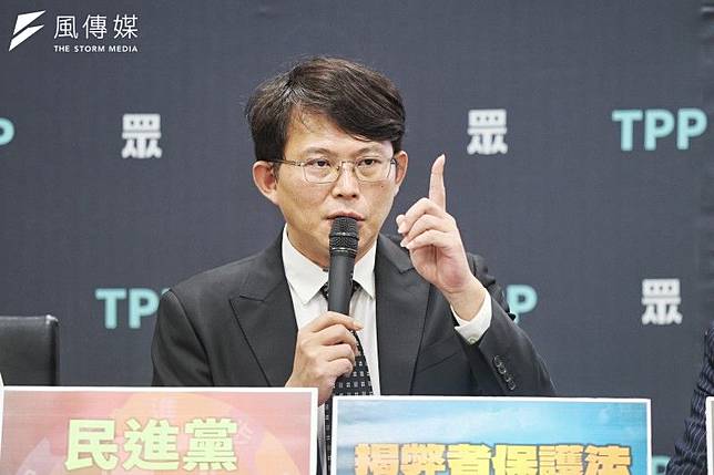 民眾黨立院黨團22日舉行「民眾黨保護吹哨者 民進黨保護霸凌者」記者會，立委黃國昌出席。（柯承惠攝）