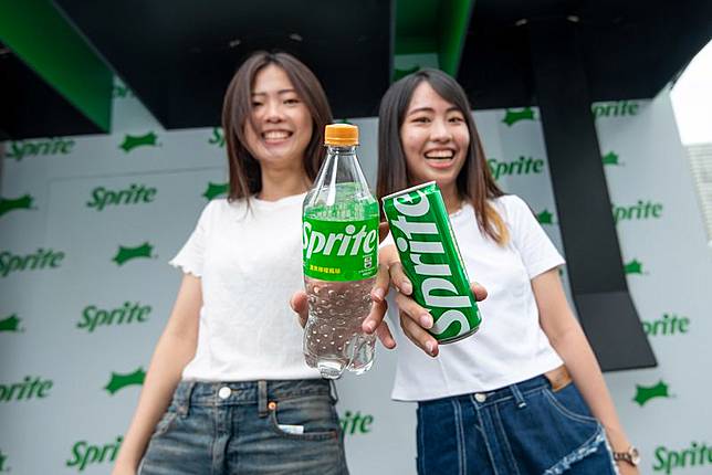 巨型「雪碧」汽水機搭配水霧綻放，時刻保持酷爽感受。（雪碧提供）