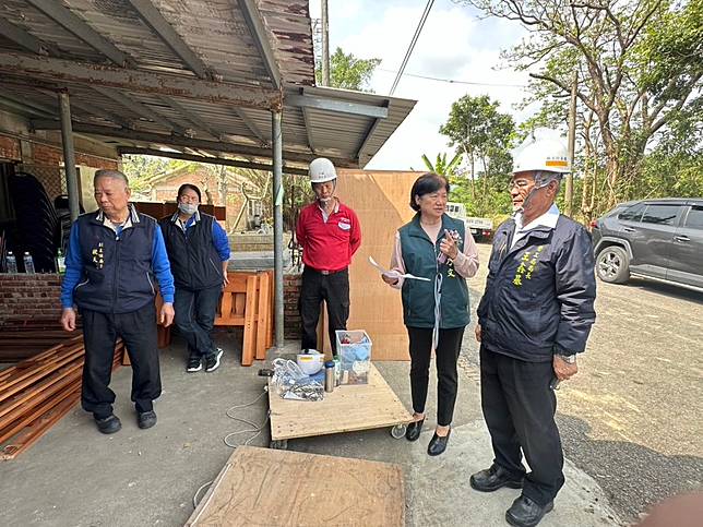 勞工局長王鑫基（右一）和社會局長郭乃文（右二）到場感謝做工行善團志工們的幫忙。（勞工局提供）