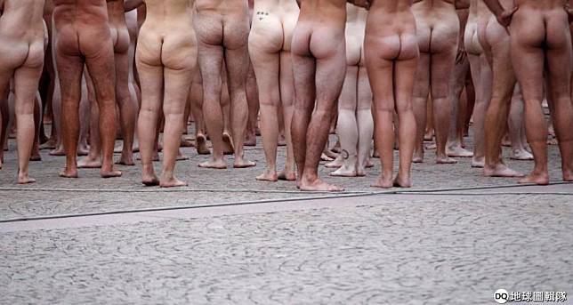 上周日，美國知名裸體攝影師圖尼克在Facebook總部前發起了一場抗議活動，上百名示威者全裸聚集在總部外面，呼籲Facebook修改不合理的裸體內容禁令。圖為圖尼克 2010年在澳洲雪梨歌劇院進行的大規模裸體拍攝計畫。 路透社/達志影像