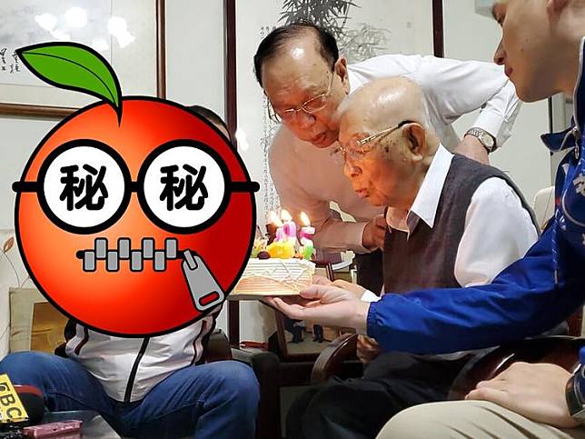 105歲許歷農（右二）今慶生。中央社