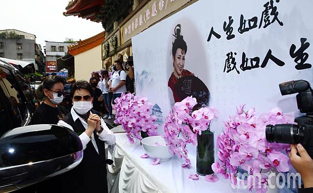 小鳳仙(陳麗如)3月17日過逝，今日上午舉行告別式，楊麗花(左二)與陳亞蘭(左一)到場上香致祭。記者杜建重／攝影