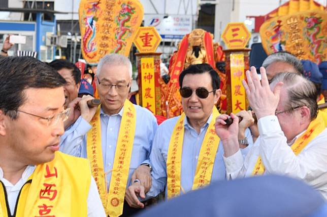 國民黨主席吳敦義23日與前總統馬英九一起到三重先嗇宮祈福。（圖 / 記者林柏年攝，2019.04.23）