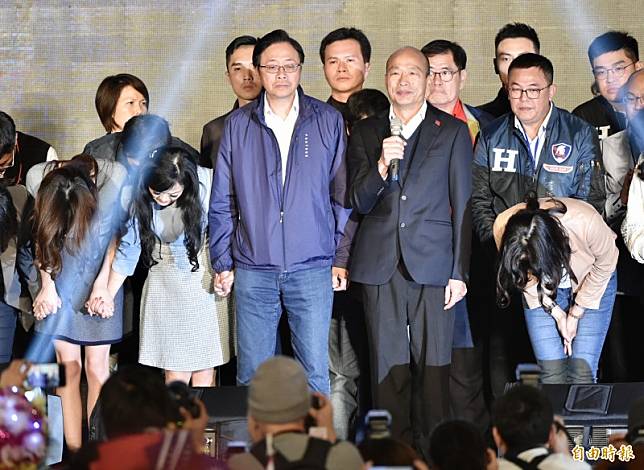 高雄市長韓國瑜(右2)11日晚間發表敗選感言後隨即缺席國際記者會，事後被抓包去跑去吃汕頭火鍋。(資料照)