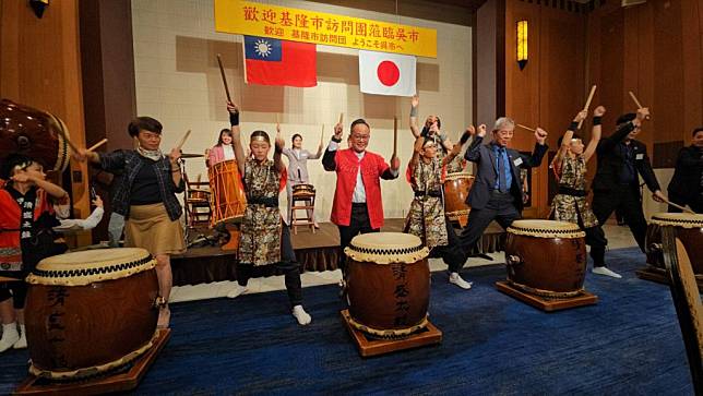 基市議會與日吳市締姊妹會親上加親，議長童子瑋一行贈送「帶路雞」象徵友誼長存。(基隆市議會提供)