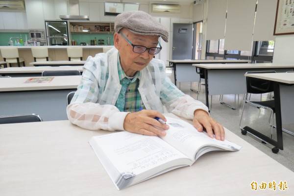 86歲的黃炳松上課超專心，勤作筆記不馬虎。(記者蘇孟娟攝)