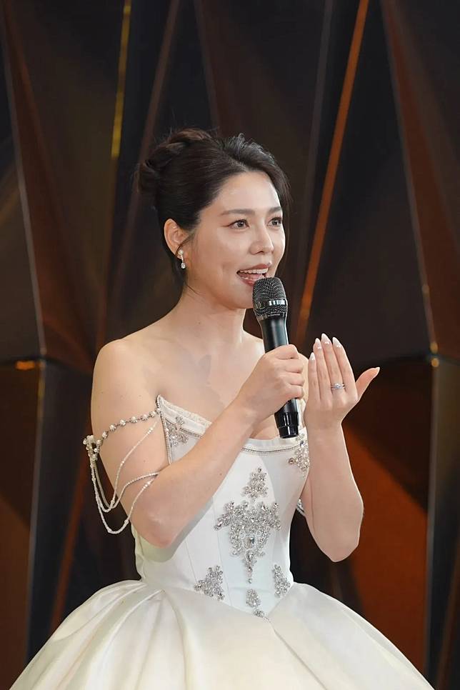 白家綺曬鑽戒。（圖／記者陳明中攝）