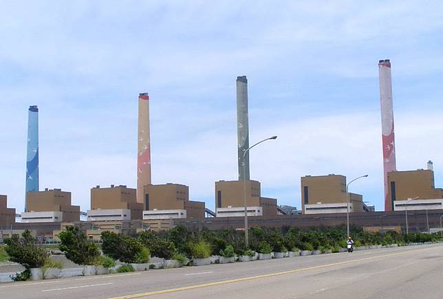 台中火力發電廠九號機昨日傳出爆管解聯，讓民眾又想起停電的恐懼。（記者陳金龍攝）