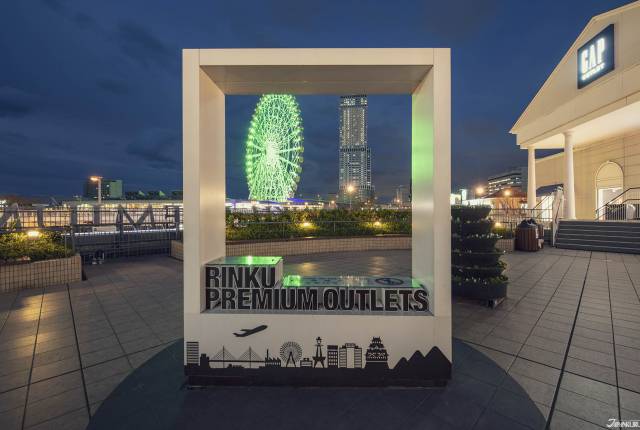 
<p>可以在房店內欣賞的摩天輪「臨空之星」也可以坐到了，別忘了這兒也靠海，等到天氣轉熱就也可以直接去旁邊的海水浴場玩耍！</p><p>
</p><p>
下回安排假期，也許可以就近住在關西國際機場旁邊，享受一個不像日本的度假吧！
</p><p>
<b>Oriental Suites Airport Osaka Rinku</b></p><p>
（大阪臨空機場東方套房飯店）</p><p>
</p><p>
住址：大阪府泉佐野市りんくう往来北1</p><p>
鄰近車站：JR 臨空城站</p><p>
</p><p>
CHECK IN 15:00｜CHECK OUT：11:00</p><p>
</p><p>
<a href=