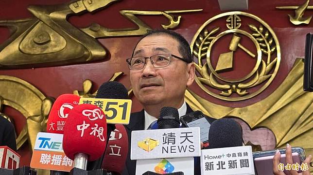 新北市長侯友宜今(9)日前往市議會備詢前接受採訪。(記者黃子暘攝)