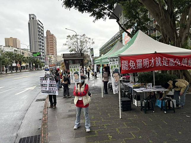 「拔羅波」團體指控，活動路權申請時遭層層阻礙，質疑「是否有人對對羅明才心生畏懼，公務人員揣摩其意，阻撓罷免民眾發聲？」，呼籲新北市府、新店區公所恪守行政中立，不容民主受到任何打壓。 圖取自「拔羅波｜罷免羅明才」臉書（資料照）