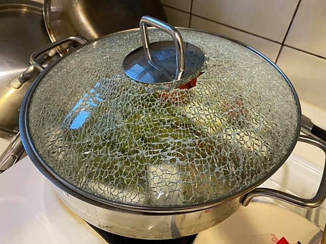 網友換購鍋具發生玻璃上蓋破裂的狀況。（圖片來源／臉書社團我愛全聯-好物老實説）
