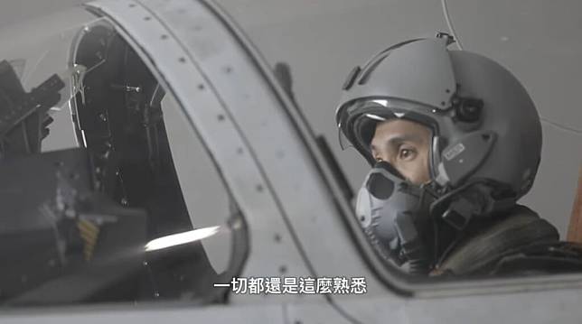 空軍18日發布影片，謝沛勳已經順利返回飛行崗位。（圖：空軍司令部提供）