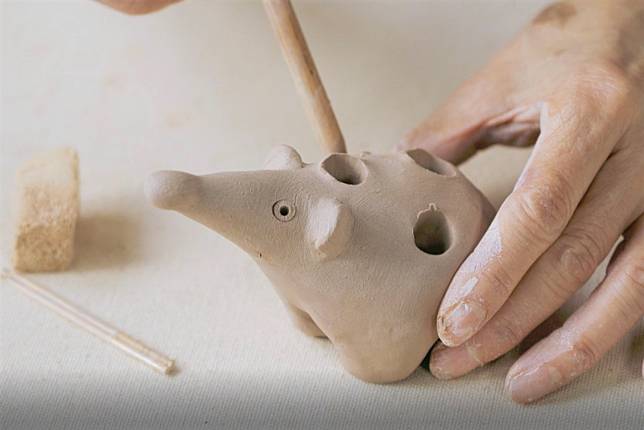 影片主題「動物狂想曲」示範創作呆萌可愛的小刺蝟。   圖：鶯歌陶瓷博物館提供