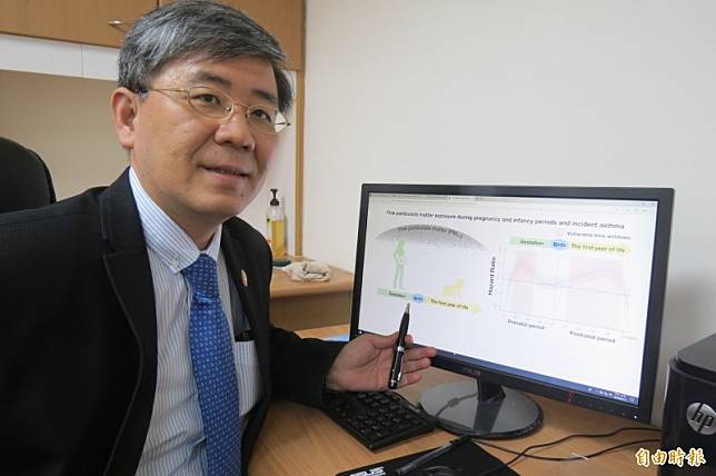 中國醫大教授黃彬芳費時4年研究，發現PM2.5引起氣喘發生的關鍵期。(記者蘇孟娟攝)