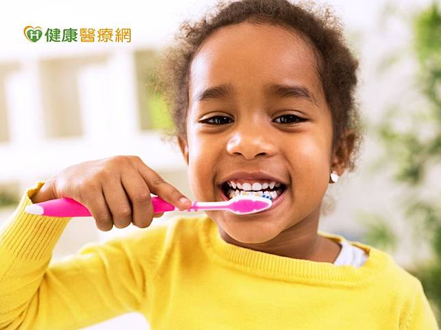 無論大人兒童另可攝取氟碘鹽，善用氟化物，保護牙齒更健康。