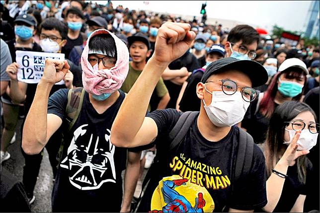 抗議「送中惡法」的民眾十七日要求香港特首林鄭月娥下台，撤回「逃犯條例」修訂草案。(路透)