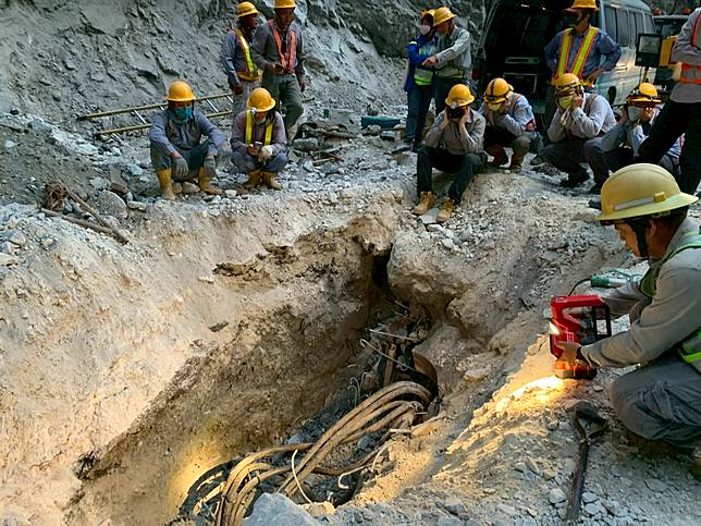 台電同仁在0403花蓮大地震現場，冒著地震及隨時會被落石砸中，危及生命安全的風險搶修電力。