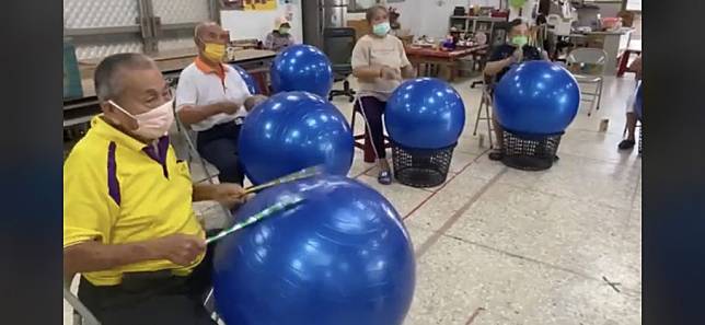 玉山社區長輩們打大氣球鼓，樂陶陶。（記者張淑娟攝）