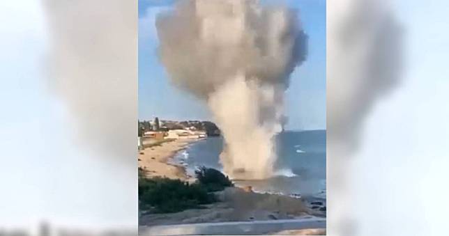 擅闖封鎖沙灘！烏克蘭3遊客「誤踩水雷」肉塊炸飛　驚悚畫面曝光