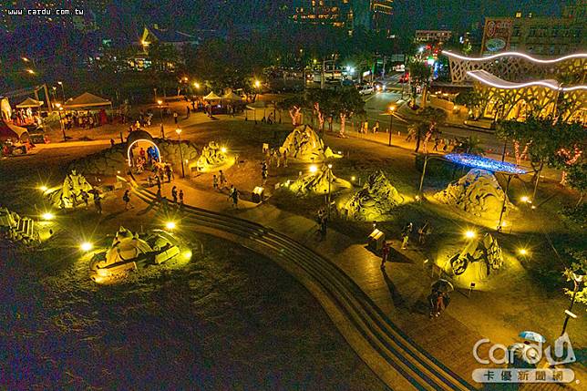 八里城市沙雕展吸引各地遊客朝聖，入夜點燈後更添浪漫(圖/新北市政府　提供)