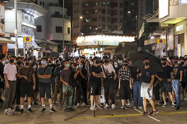 Protesters engage in a game of cat-and-mouse, splintering off as police advance and regrouping after officers move away. Photo: Sam Tsang