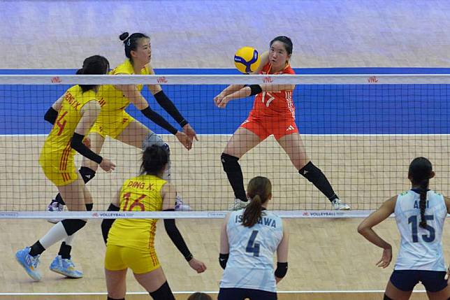 Ni Feifan (Top R) of China competes during the quarterfinal match against Japan at the FIVB Women's Volleyball Nations League (VNL) Finals in Bangkok, Thailand, June 20, 2024. (Xinhua/Rachen Sageamsak)