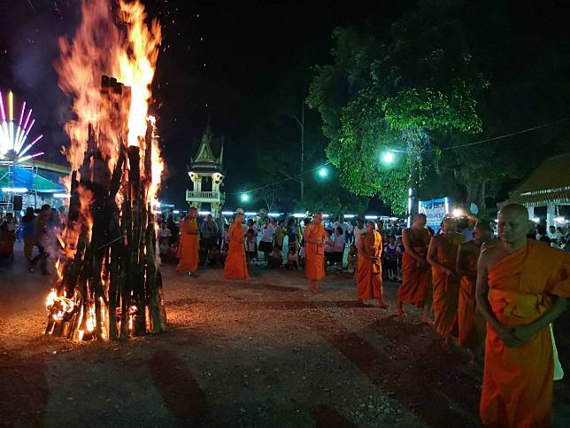 หาดูยาก…ชาวอำเภอกะปงร่วมสืบสานประเพณีทำบุญให้ทานไฟ เพิ่มความอบอุ่นให้พระสงฆ์ในฤดูหนาว