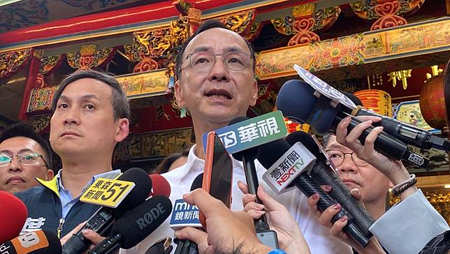 國民黨立委葉元之（左二）二十二日在國民黨主席朱立倫（左三）陪同下，在板橋廟口宣講。朱立倫強調，不能再「佛系戰法」。（中央社）