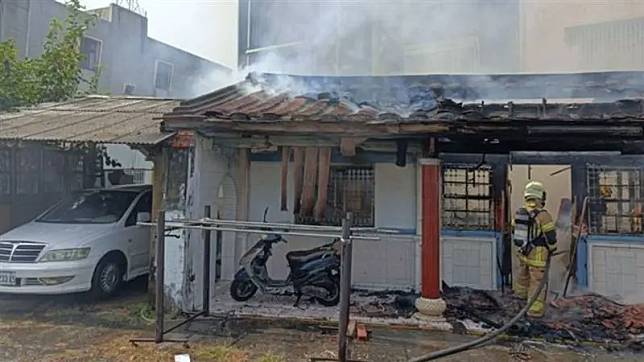 ▲台南市六甲區建工街一間平房，今（8）日中午12時許傳出火警，造成一名26歲男子身亡。（圖／翻攝畫面）