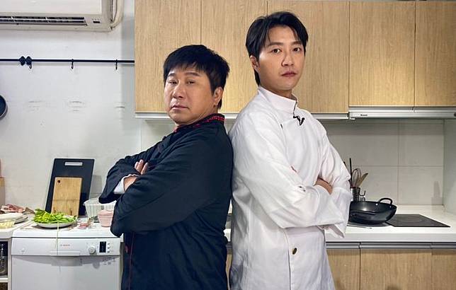 胡瓜（左）和江宏傑下廚做菜。《下面一位》提供