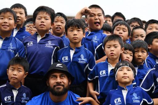 เด็กญี่ปุ่นถ่ายรูปกับทีมรักบี้นิวซีแลนด์ ระหว่างงานพบแฟนรักบี้ ที่สนามคาขิวาโนฮา ในจังหวัดชิบะ CHARLY TRIBALLEAU / AFP