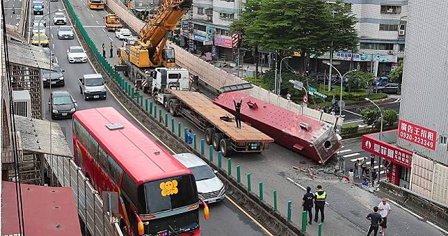 聯結車實習司機第一次載鋼梁撞忠孝橋　行車紀錄器曝光