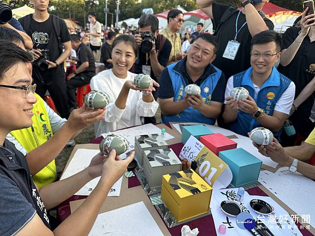 許縣長與來賓一同封藏有機茶與祝福。（記者扶小萍攝）