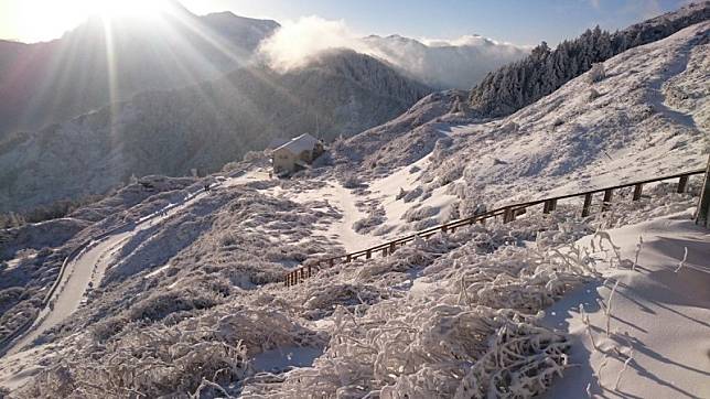 這波冷空氣也有望追雪，中央氣象署說，明天晚間到週一清晨高山可望追雪。(資料照示意圖) 圖：林業保育署台中分署／提供