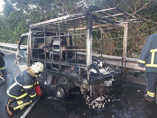 一輛小貨車行經國道3號南向56公里大溪路段時，疑似因不明原因自燃。圖：讀者提供