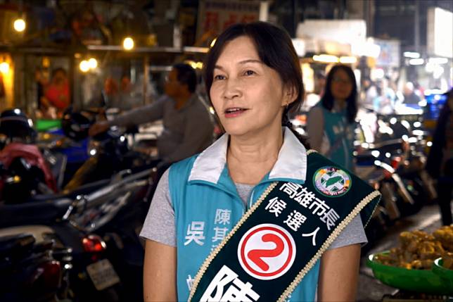 民進黨高雄市長候選人陳其邁的名醫妻子吳虹，13日舉行記者會公布她首度為丈夫選舉錄製的CF廣告。（截圖翻攝自Youtube影片）