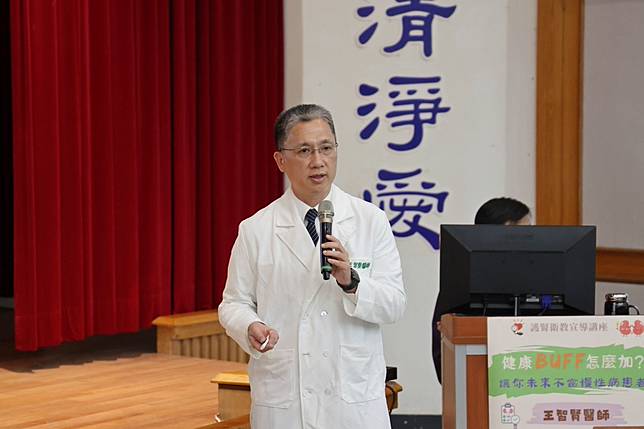 3月28日下午，花蓮慈濟醫院腎臟內科團隊，在內科部副主任王智賢醫師的帶領下，來到慈濟大學附屬高級中學分享「健康BUFF怎麼加？讓你未來不當慢性病患者！」。