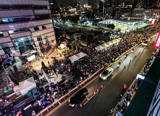 民團號召青鳥集結阻止選罷法等3大案，18日晚間人潮集結在國民黨中央黨部前，根據主辦單位台灣公民陣線統計，活動現場約有6000人到場聲援，大量人群占滿2條車道。中央社記者鄭清元攝 113年12月18日